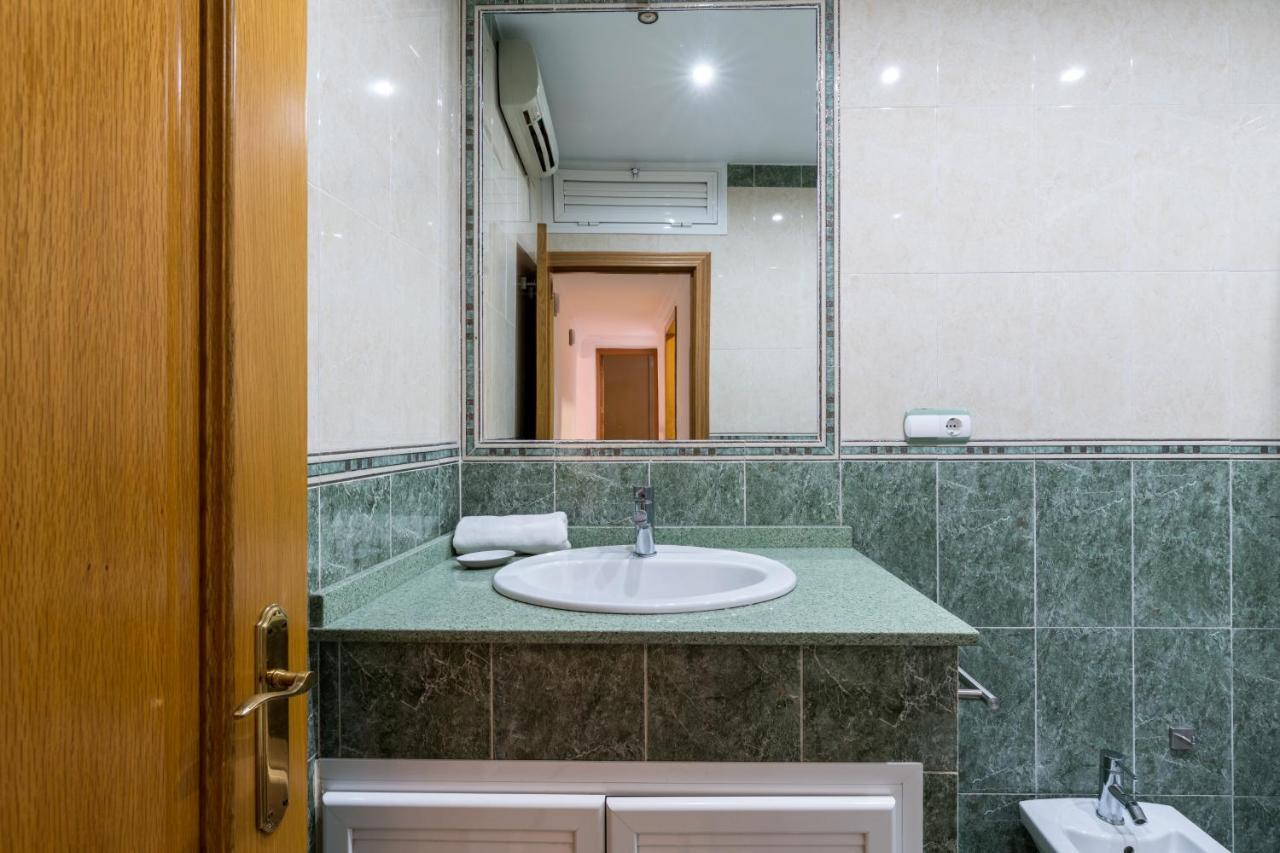 Apartamento Holi-Rent Salado Sevilla Exterior foto